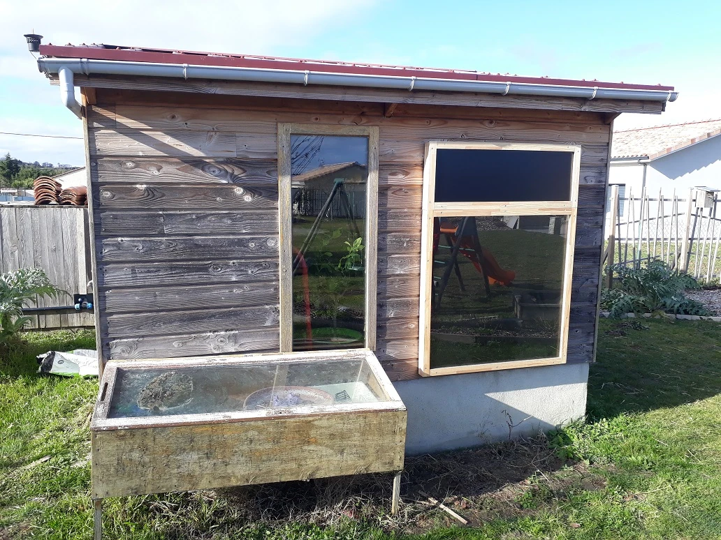 Chauffe air solaire en bois installé sur un cabanon